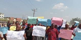 Protesting youths barricade entrance to INEC offices in Imo