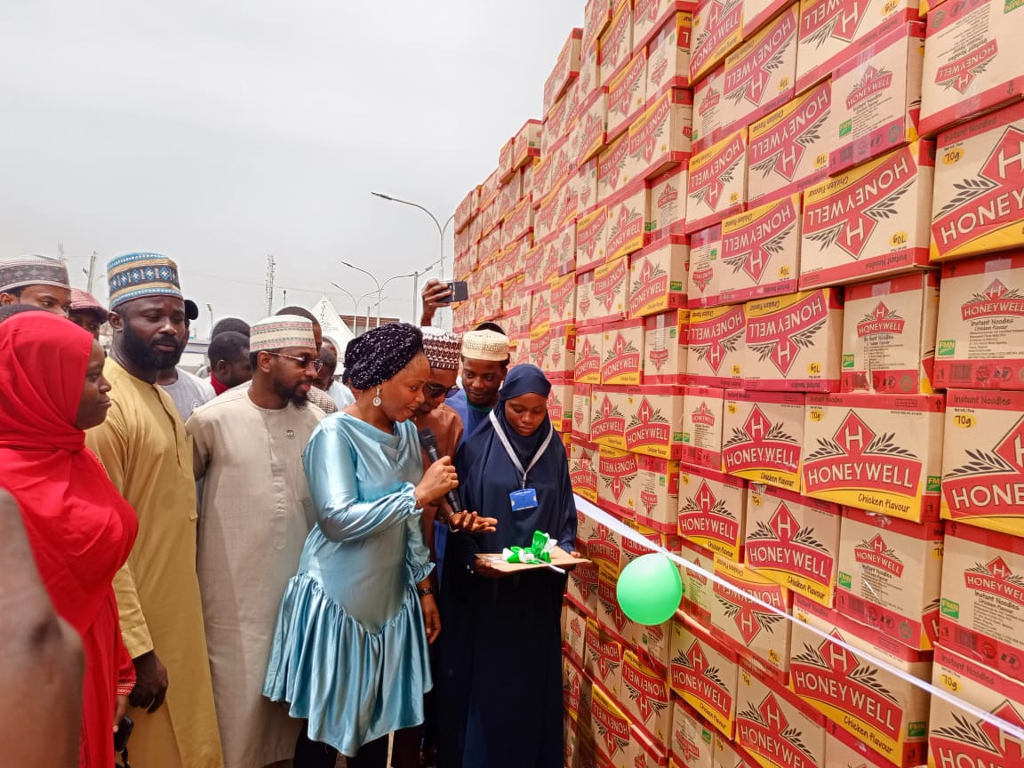 Hardship: Kwara govt gives 50,000 cartons of noodles to tertiary students