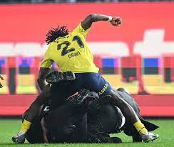 “Fenerbache’s Bright Osayi-Samuel Targeted by Pitch Invader in Turkey Super Lig Clash”
