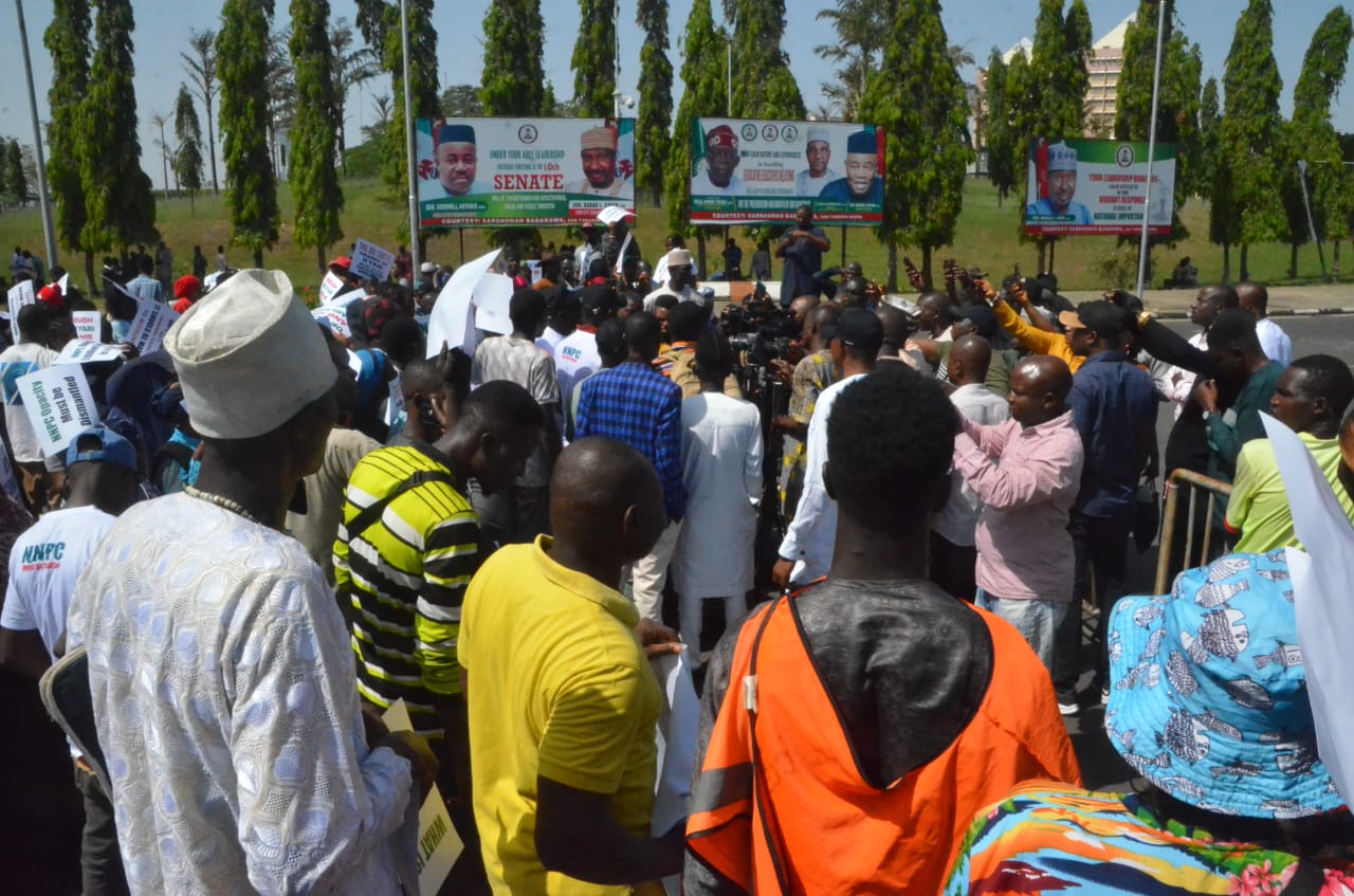 Protest: APC youth wing, Nigerians March in thousands against Kyari Over failure of NNPCL to fix local refineries