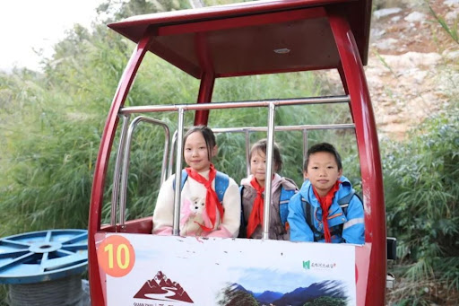 “Sky school bus” ensures safer trip to school for students in mountainous village